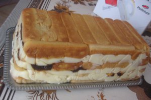 Tort cu piscoturi, crema de vanilie si gem de prune acrisor