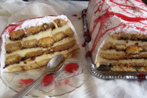 Tort cu piscoturi, crema de vanilie si gem de prune acrisor