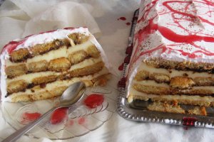 Tort cu piscoturi, crema de vanilie si gem de prune acrisor