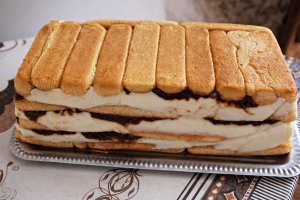 Tort cu piscoturi, crema de vanilie si gem de prune acrisor