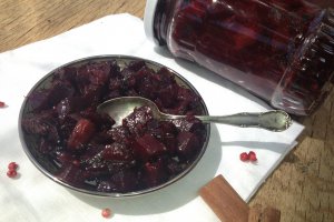 Chutney de sfecla rosie cu stafide