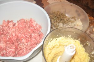 Chiftelute cu ciuperci si amestec de carne