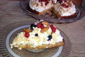 Tort cu migdale, vanilie si fructe