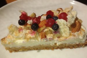 Tort cu migdale, vanilie si fructe