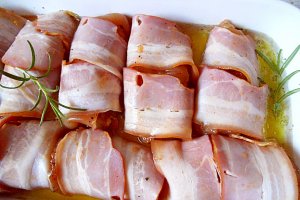Rulouri  de pui în bacon