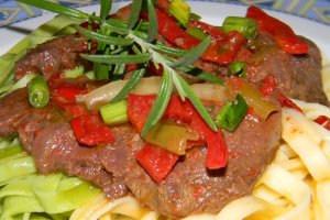 Vitel la tava cu rozmarin si fettuccine