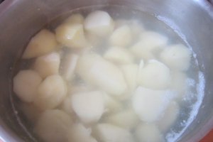 Mancare de cartofi cu pipotele de pui