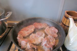 Ceafa de porc cu galuste de cartofi, sos de ardei si salata tricolora