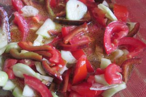 Ceafa de porc cu galuste de cartofi, sos de ardei si salata tricolora