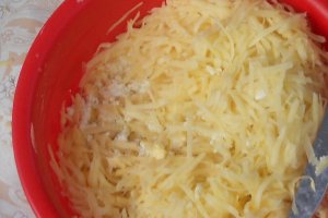 Triunghiuri aperitiv cu cas si cartofi