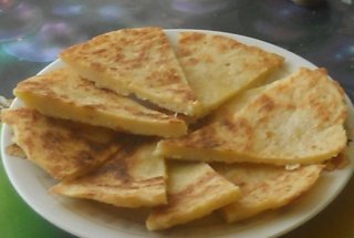 Triunghiuri aperitiv cu cas si cartofi