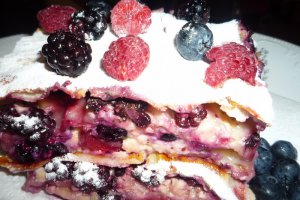 Placinta cu iaurt si fructe de padure