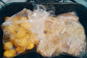 Crap cu cartofi noi in punga, la cuptor