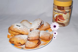 Semilune cu crema de ciocolata