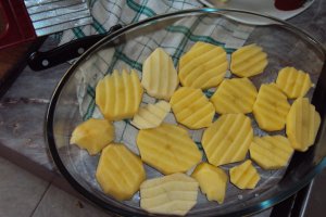 Cartofi cu pulpe la cuptor