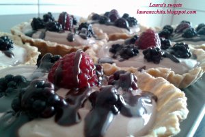 Minitarte cu crema de branza si fructe de padure