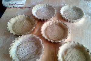 Minitarte cu crema de branza si fructe de padure
