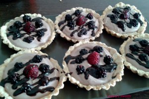 Minitarte cu crema de branza si fructe de padure