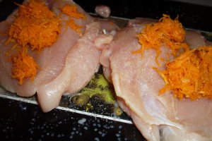Piept de pui umplut in crusta de migdale