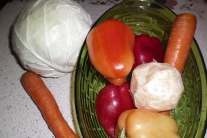 Ardei multicolori umpluti cu salata de legume si maioneza