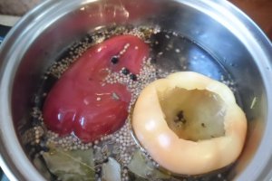 Ardei multicolori umpluti cu salata de legume si maioneza