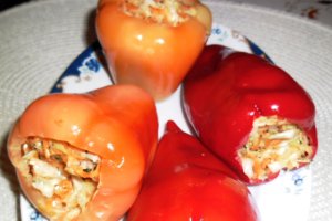 Ardei multicolori umpluti cu salata de legume si maioneza