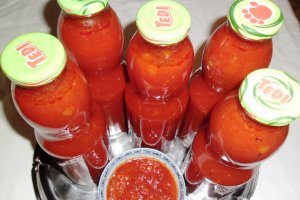 Pasta de rosii cu ardei pentru iarna