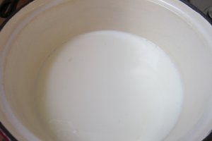 Gris cu lapte cu sirop caramel