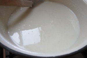 Gris cu lapte cu sirop caramel