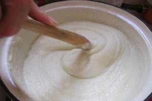 Gris cu lapte cu sirop caramel