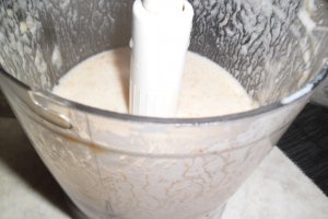 Cocktail din iaurt natural cu pulpa de fructe pentru mic dejun