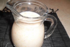Cocktail din iaurt natural cu pulpa de fructe pentru mic dejun