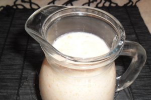 Cocktail din iaurt natural cu pulpa de fructe pentru mic dejun