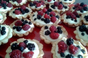 Cosulete cu crema de lamaie (lemon curd) si fructe de padure