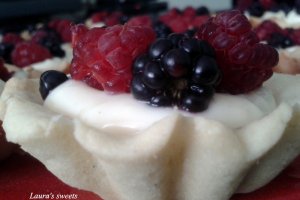 Cosulete cu crema de lamaie (lemon curd) si fructe de padure