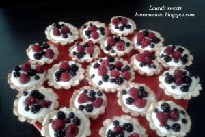 Cosulete cu crema de lamaie (lemon curd) si fructe de padure
