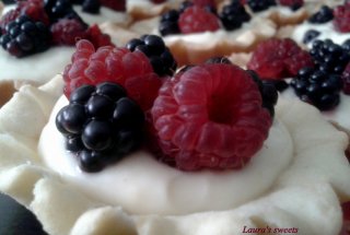 Cosulete cu crema de lamaie (lemon curd) si fructe de padure