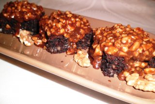 Negresa cu ciocolata amaruie si nuci caramelizate