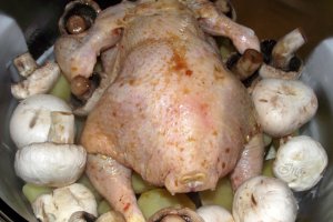 Pui in sos de soia cu ierburi aromate, cartofi si ciuperci