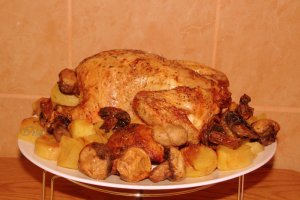 Pui in sos de soia cu ierburi aromate, cartofi si ciuperci