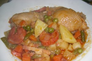 Mancare de pui cu legume,carnati si bacon