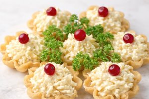 Gustare festiva din cascaval in cosulete