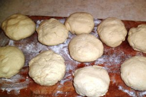 Reteta de preparare a papanasilor cu smantana si dulceata de capsuni