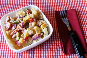 Salata de cartofi si legume cu maioneza