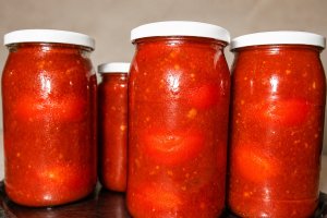 Rosii intregi in pasta de rosii si ardei
