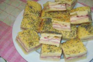 Placinta aperitiv cu mortadela si cascaval