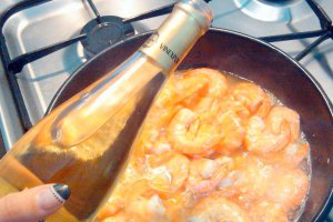 Creveti in sos de vin si usturoi