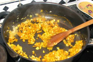 Curry de casă cu orez basmati și curcan