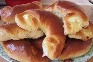 Cornuri aromate cu gem si nuca sau branza