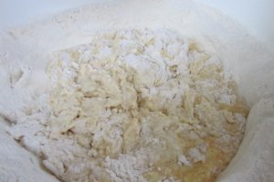 Cornuri aromate cu gem si nuca sau branza